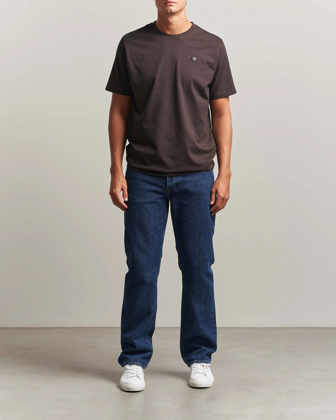 Herr | T-Shirts | KnowledgeCotton Apparel | Loke Badge T-Shirt Chocolate Torte