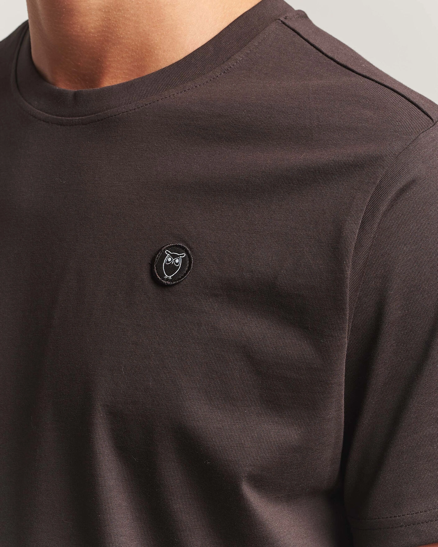 Herr | T-Shirts | KnowledgeCotton Apparel | Loke Badge T-Shirt Chocolate Torte