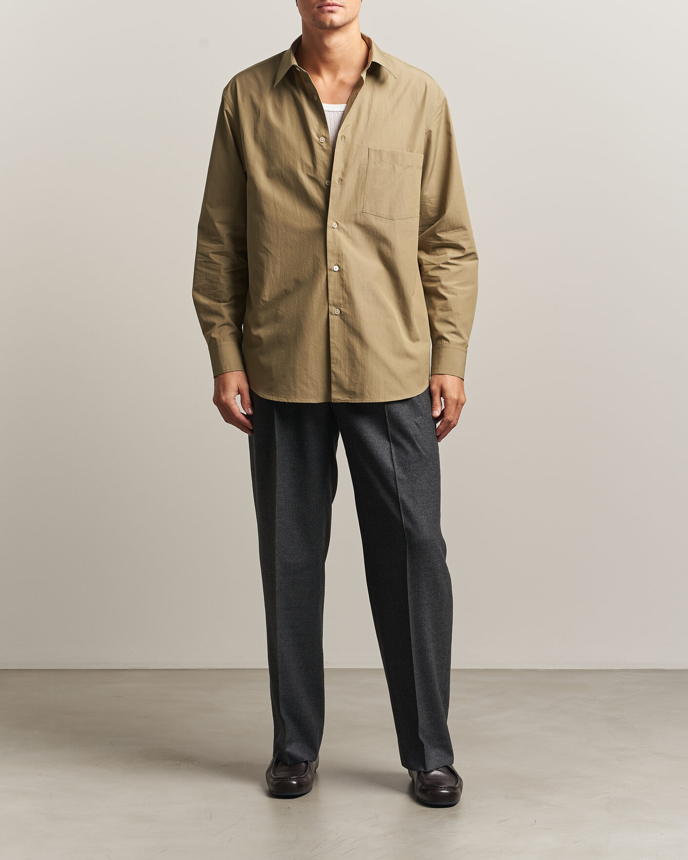 Herr | Skjortor | Auralee | Finx Light Weather Chambray Shirt Olive Brown