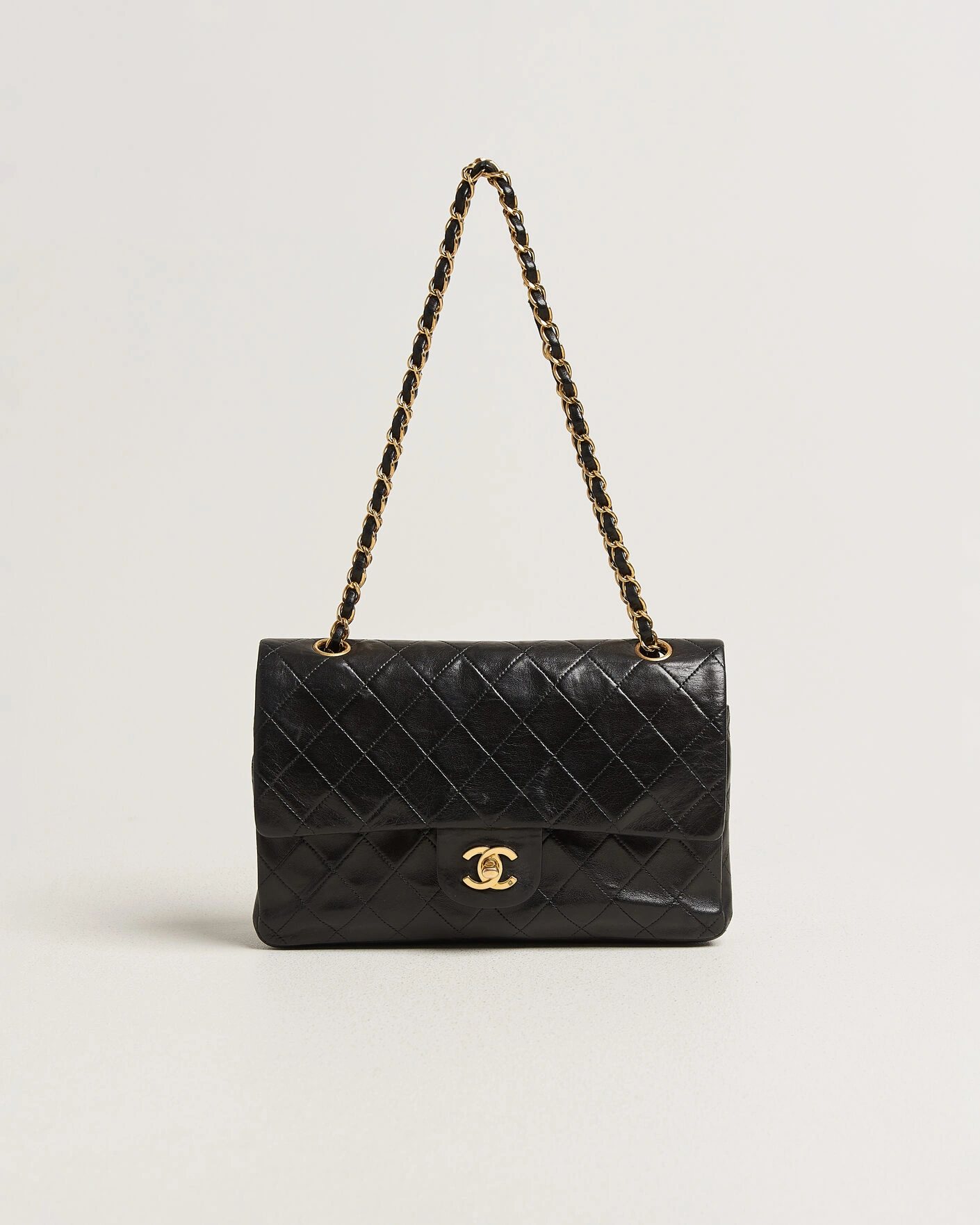 Herr | Pre-Owned & Vintage Bags | Chanel Pre-Owned | Classic Medium Double Flap Bag Lambskin Black