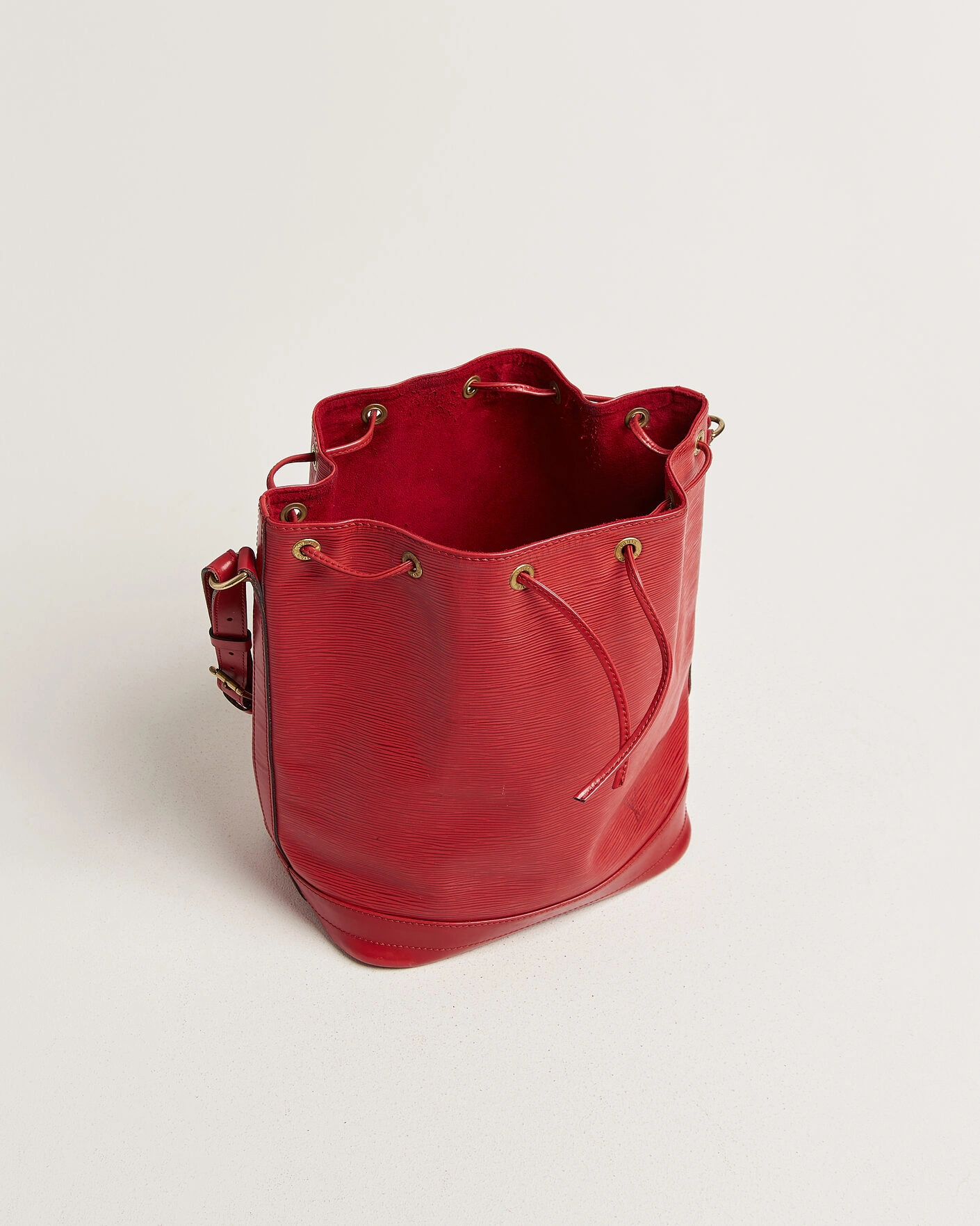 Herr | Pre-Owned & Vintage Bags | Louis Vuitton Pre-Owned | Noé Epi Leather Red