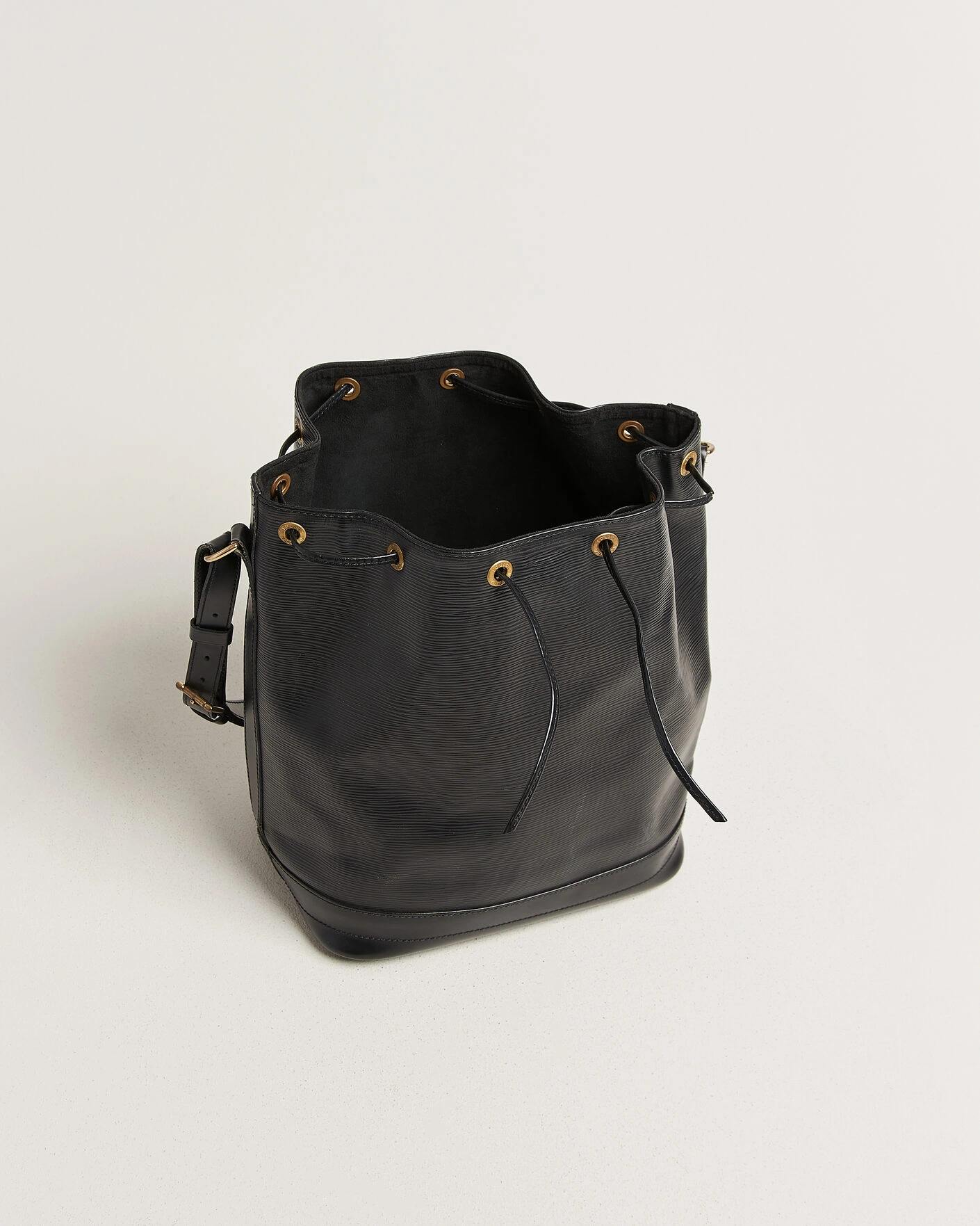 Herr | Pre-Owned & Vintage Bags | Louis Vuitton Pre-Owned | Noé Epi Leather Black