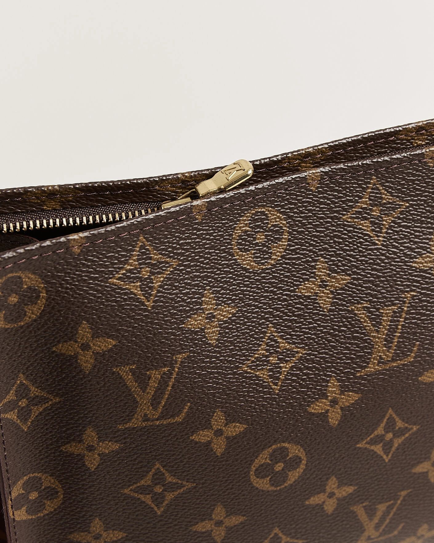 Herr | Pre-Owned & Vintage Bags | Louis Vuitton Pre-Owned | Poche Toilette NM Monogram