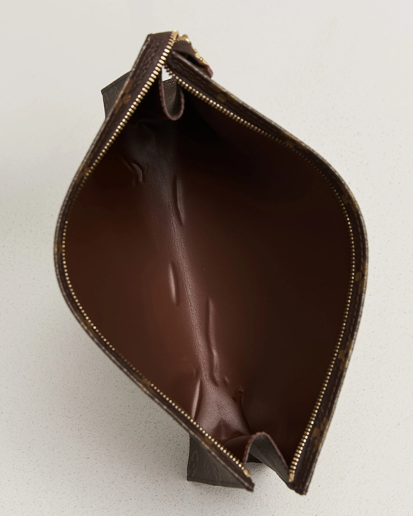 Herr | Pre-Owned & Vintage Bags | Louis Vuitton Pre-Owned | Poche Toilette NM Monogram