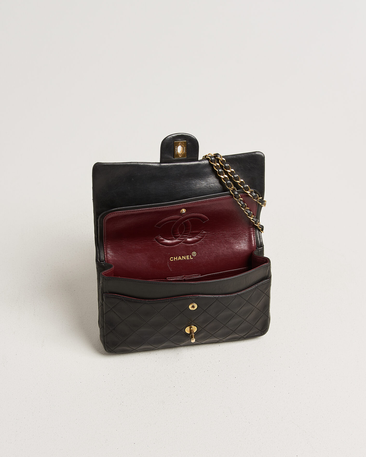Herr | Pre-Owned & Vintage Bags | Louis Vuitton Pre-Owned | Chanel Pre-Owned Classic Medium Double Flap Bag Lambskin Black