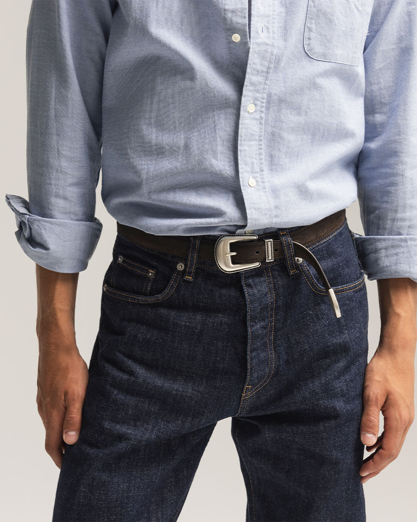 Ljusblå skjorta och mörka jeans med bälte