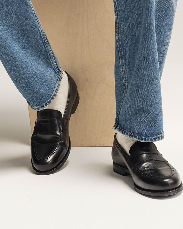 Svarta loafers med blå jeans