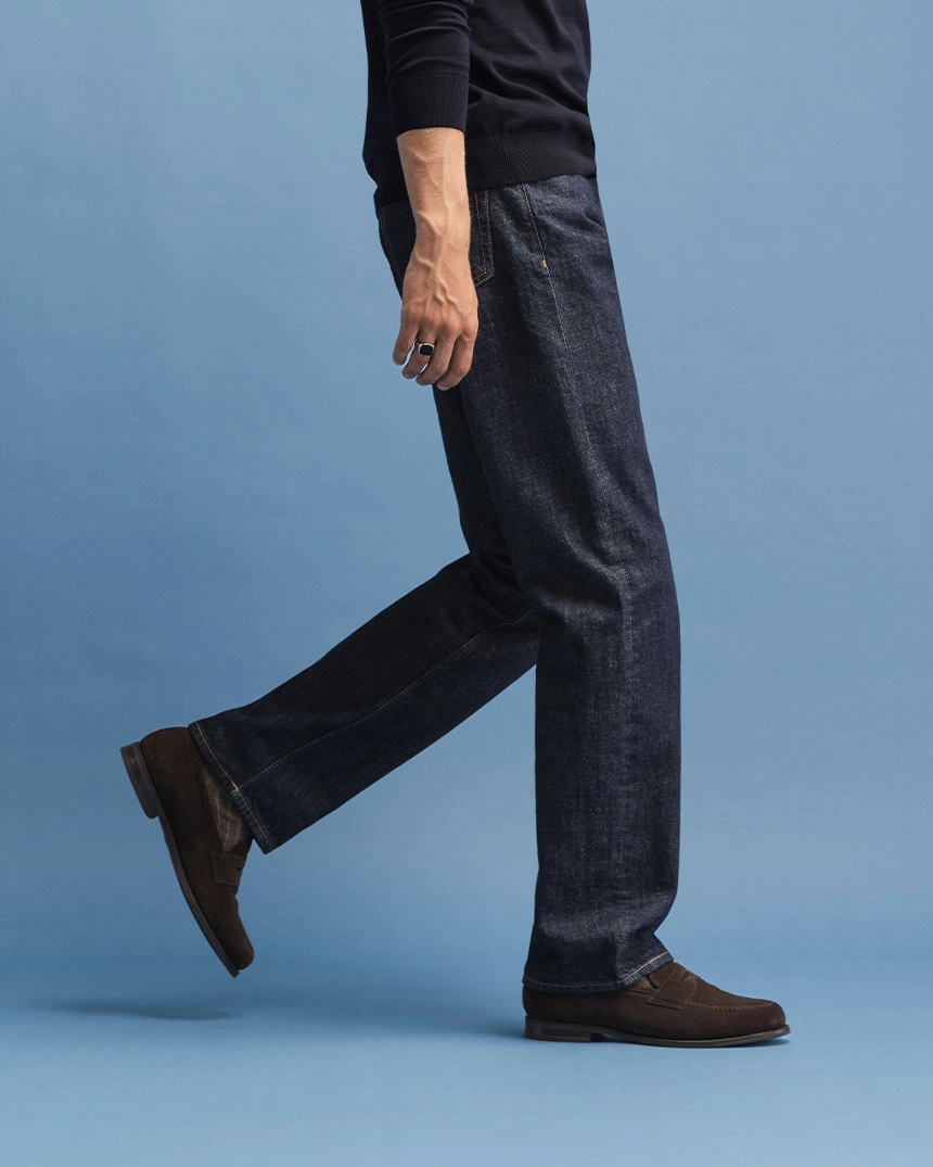 Mörkblå jeans med bruna loafers