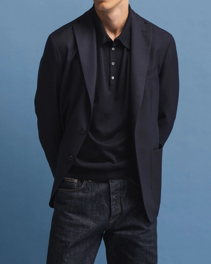Mörkblå kavaj, mörkblå polo och jeans