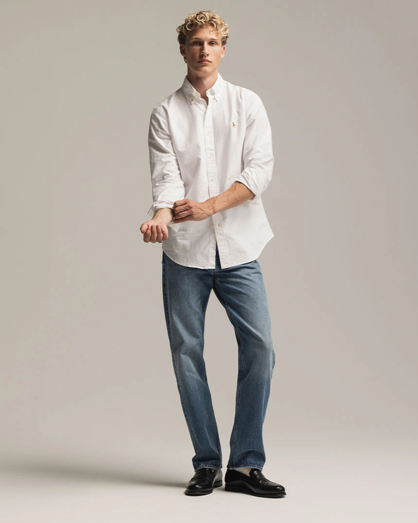 Vit oxfordskjorta och blå jeans
