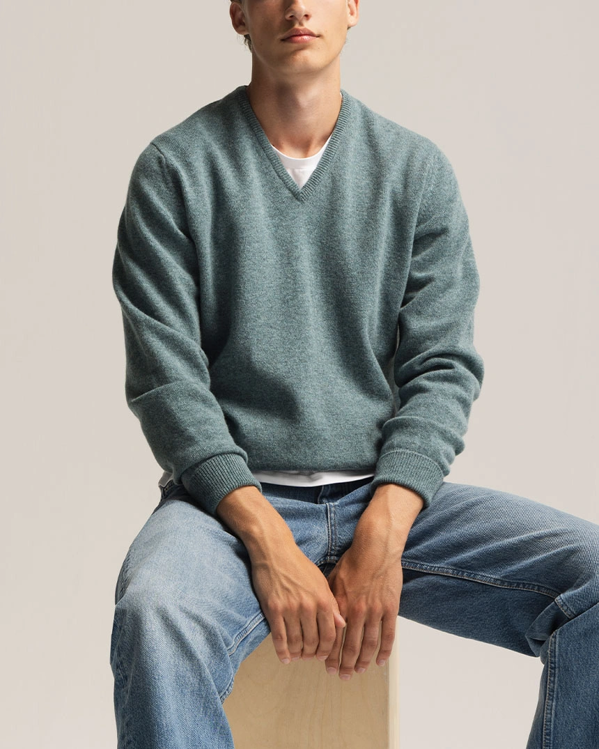 Gråblå V-ringad tröja i ull, blå jeans
