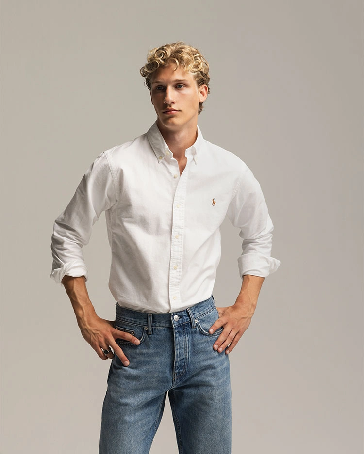 Vit skjorta med jeans och svarta skor