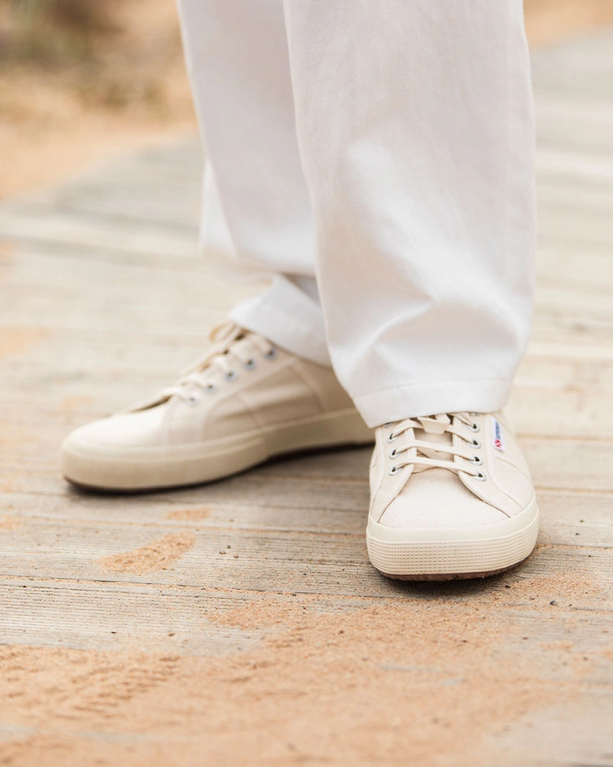 Beiga sneakers med vita byxor