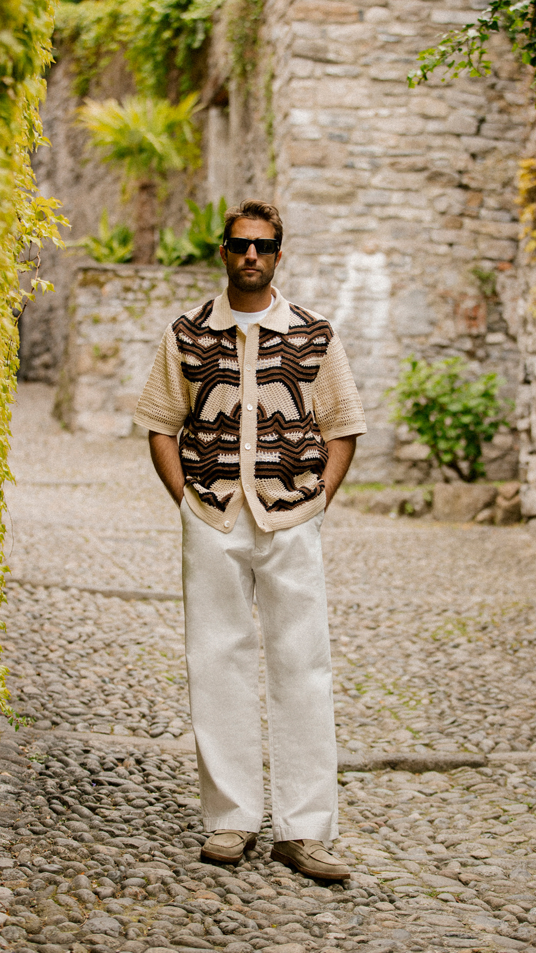 Loafers stylade med vita byxor