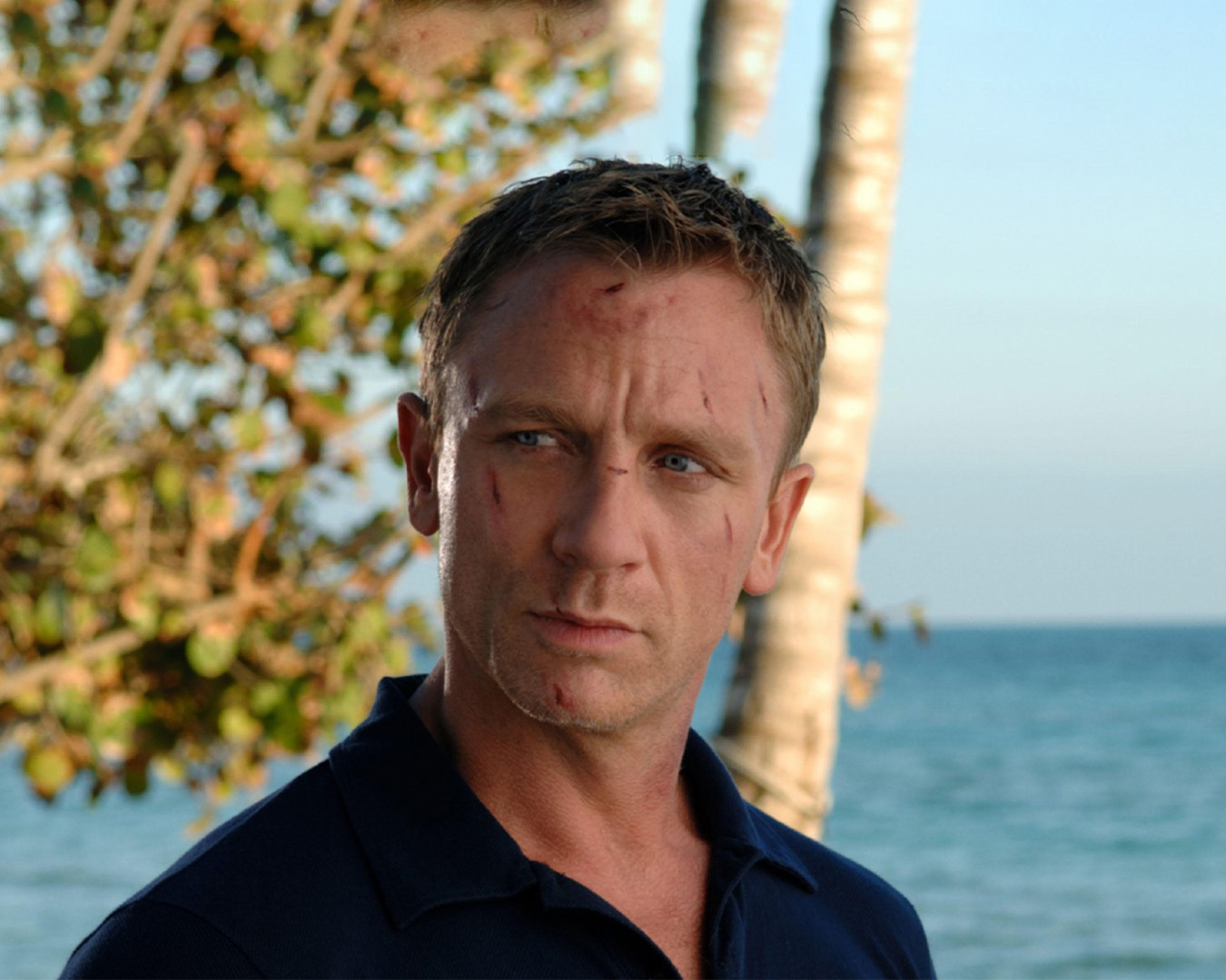 Daniel Craig som James Bond med Sunspel